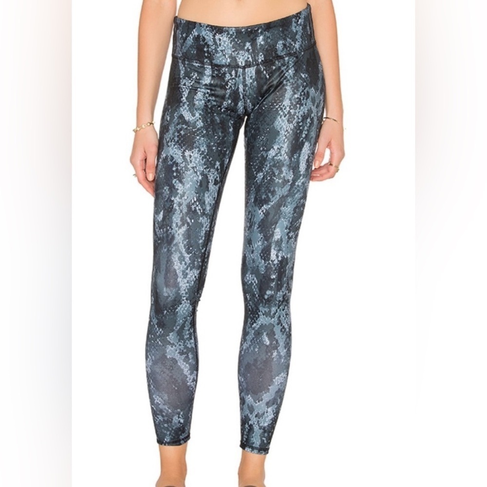 Alo Yoga Airbrush Full Length Leggings Black/Gray Python Snake Women’s Sz Small - Picture 10 of 10
